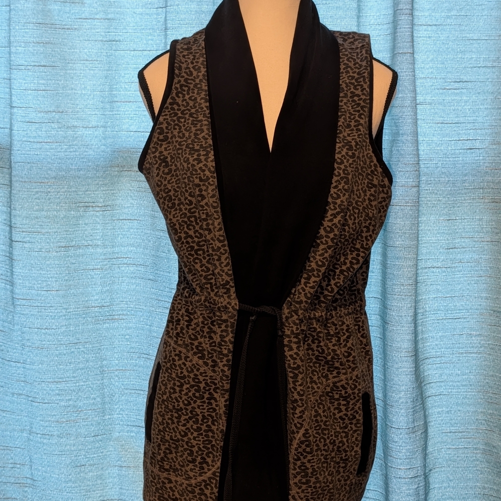 Stylish Leopard Print Tank Top with Black Details